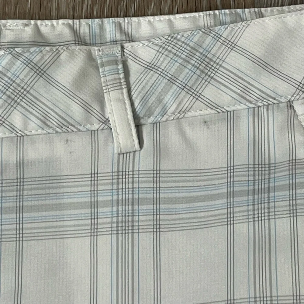 Bolle tech men’s plaid golf shorts, size 34.